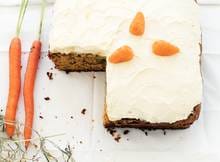 Door de heerlijke smaken van de carrot cake vergeet je dat je ook nog winterpeen eet! Extra lekker met de frosting.