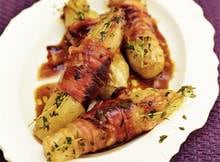 Voordat-ie in de oven gaat, gaar je de witlof in sinaasappelsap met laurier, kruidnagels, kaneel en kardemom.