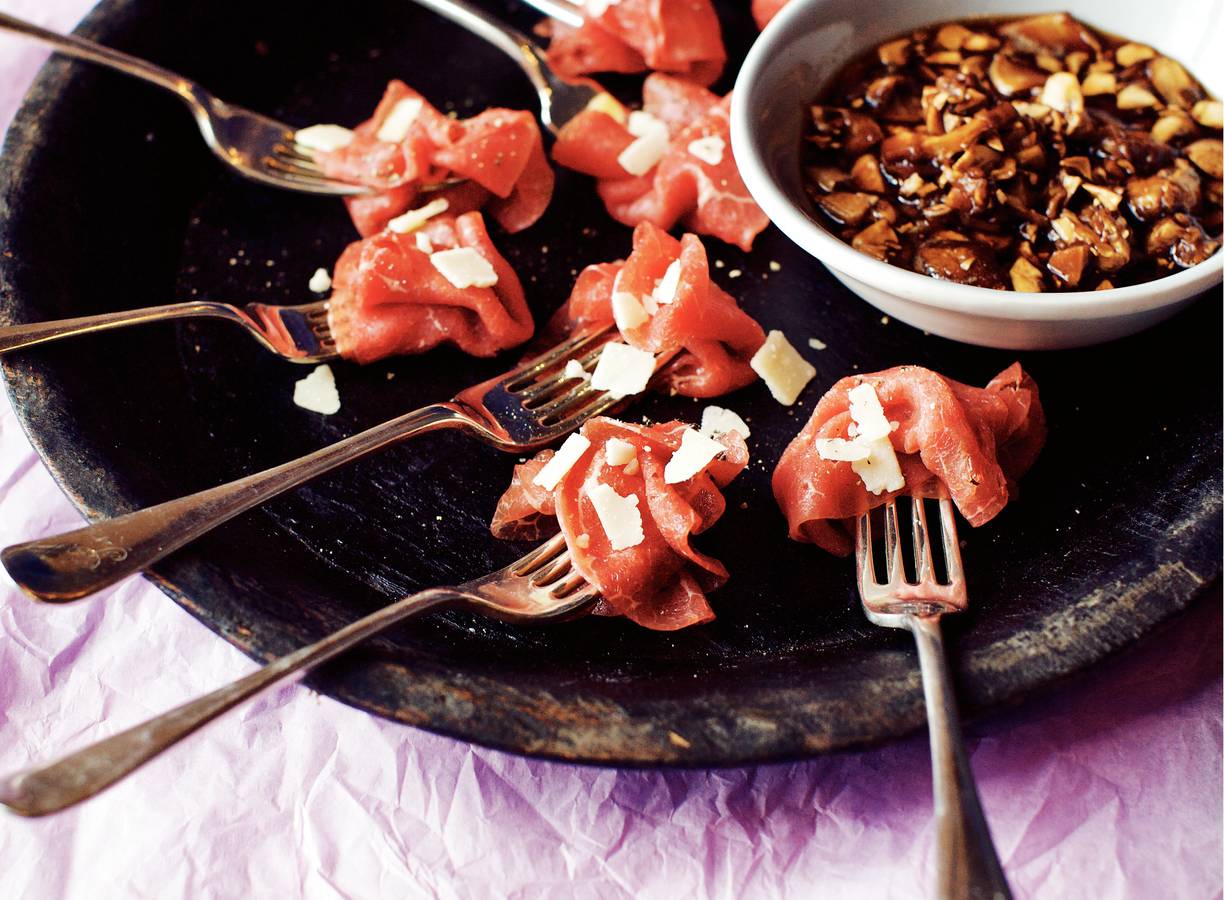 Carpacciorolletjes met rode portsaus