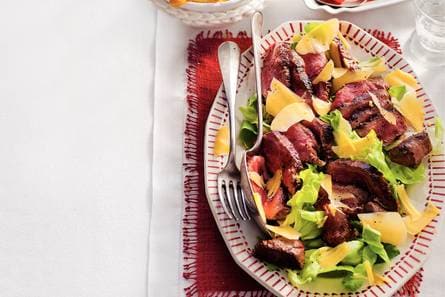 Biefstuk met kaas en tomatensalade