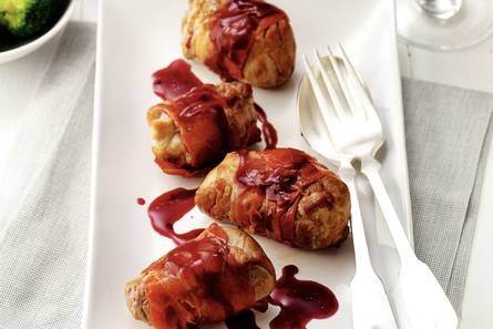 Haasmedaillons met ham en wijnjus