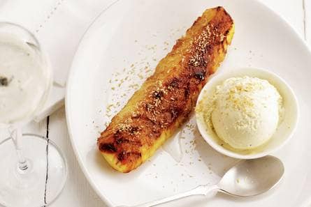 Gegrilde ananas met ijs en geroosterde kokos