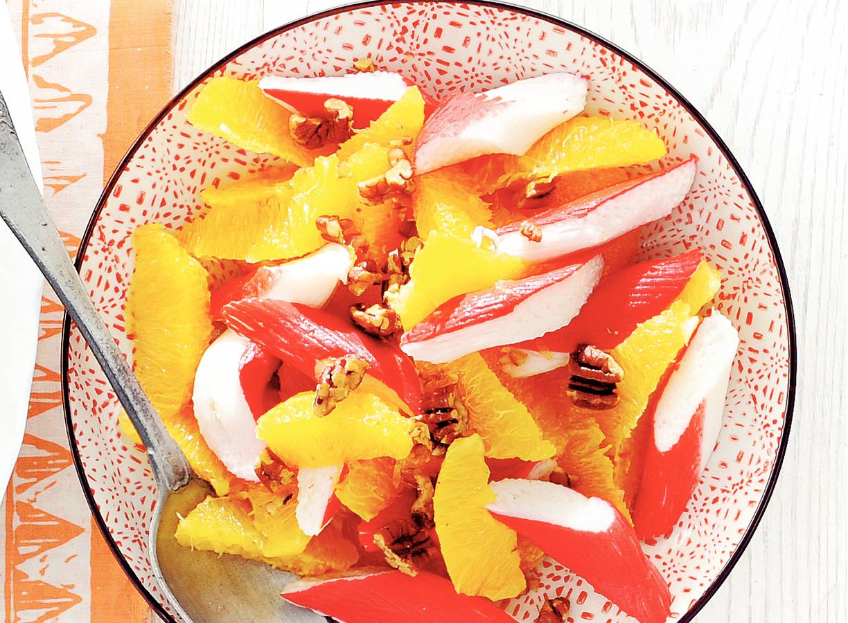 Sinaasappel met surimi en pecannoten