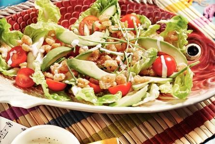 Salade met gefrituurde garnalen