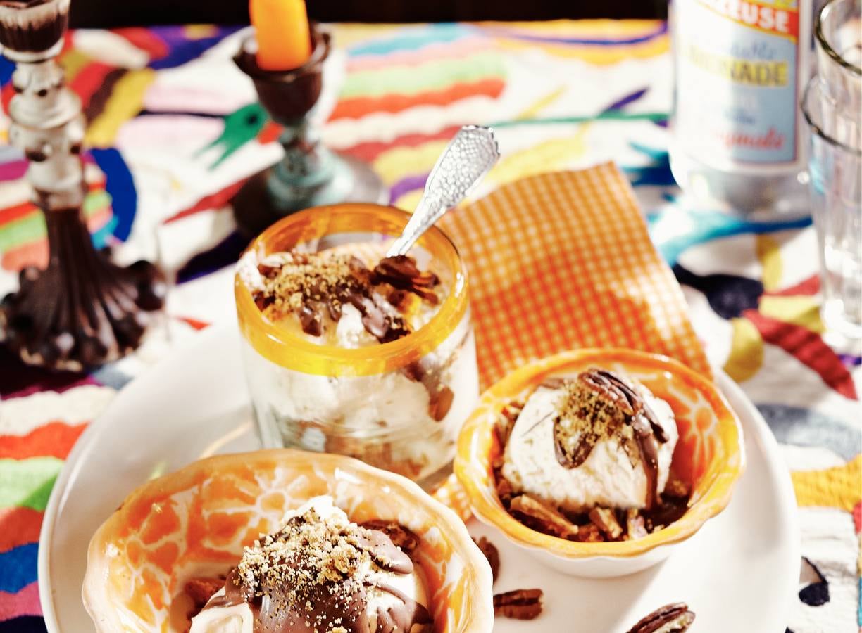 Pecan-karamelijs met chocoladesaus