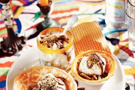 Pecan-karamelijs met chocoladesaus