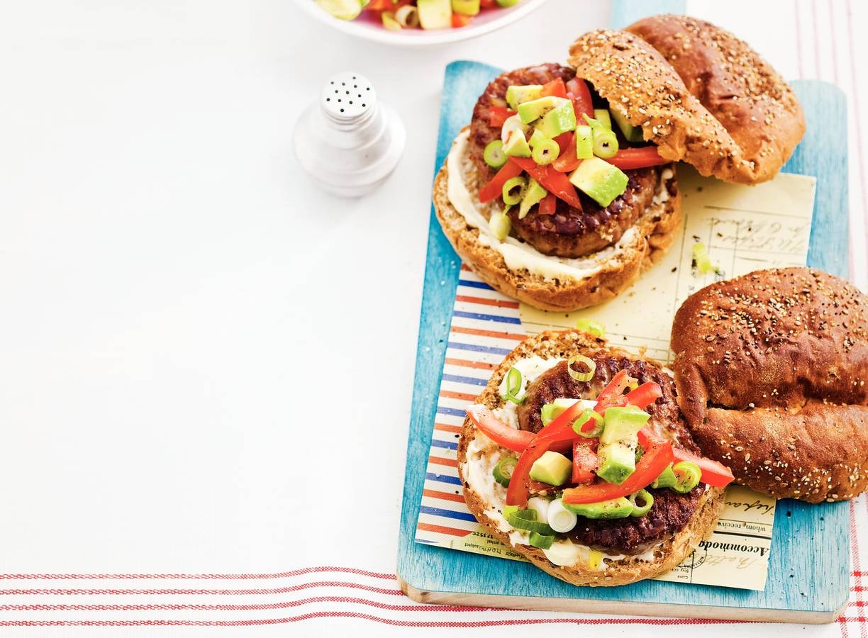 Magere hamburger met avocadosalade