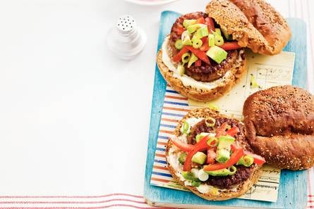 Magere hamburger met avocadosalade