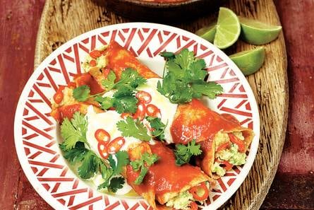 Gevulde tortilla's met tomatensaus