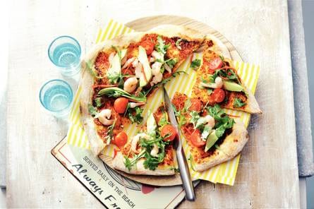 Flatbreads met avocado, garnalen en rucola