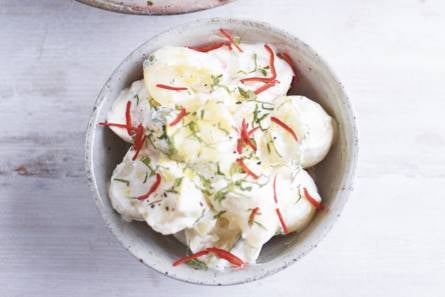 Aardappelsalade met crème fraîche en munt