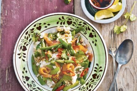 Kokosrijstsalade met zalm en groenten