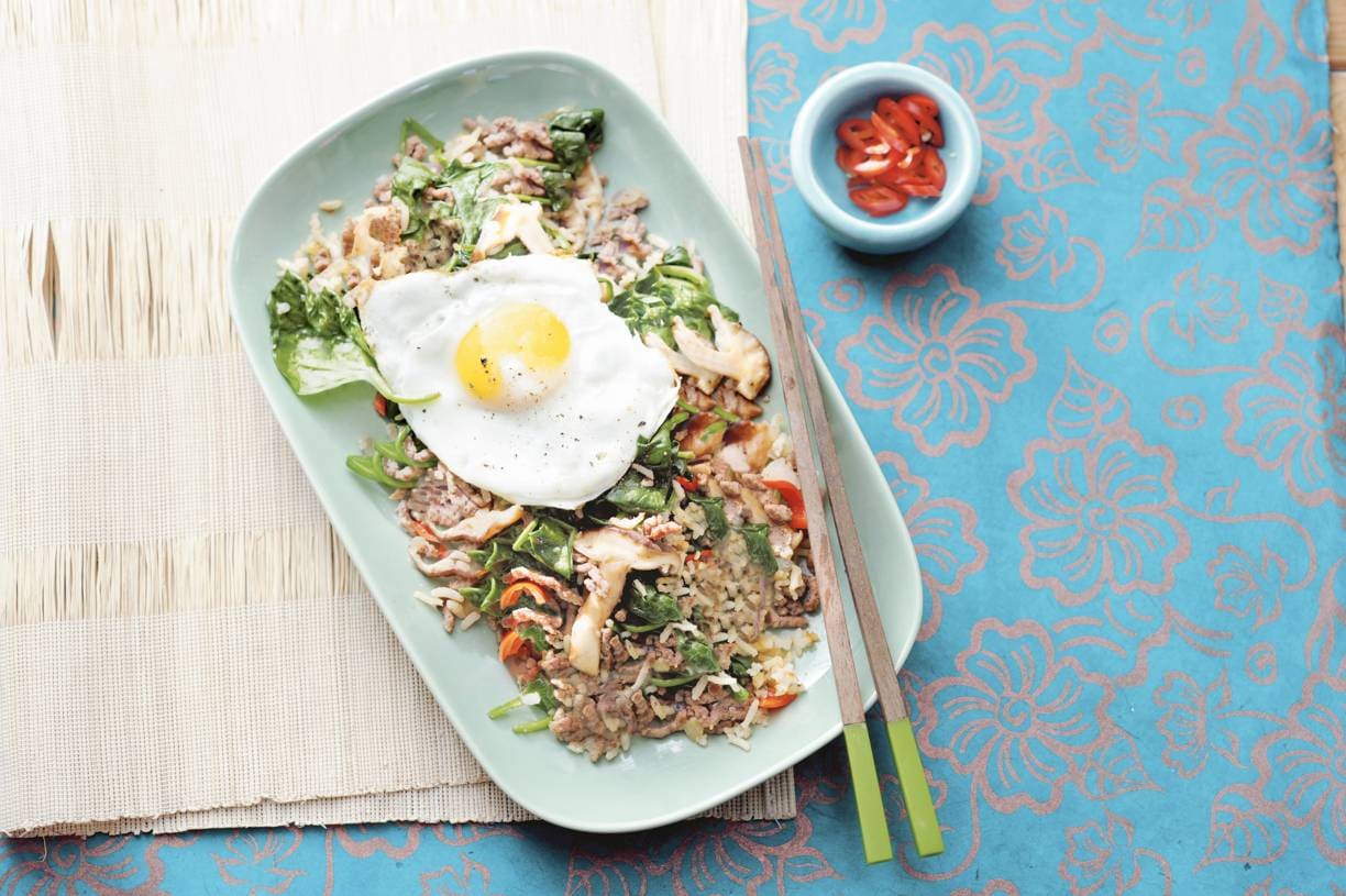 Nasi goreng, runderroerbak en spinazie