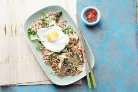 Nasi goreng, runderroerbak en spinazie