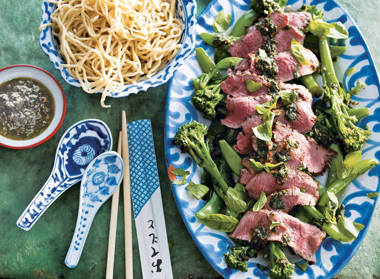 Biefstuk met aspergebroccoli en kruidensaus