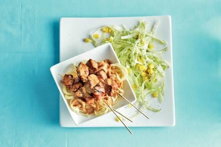 Pittige varkenssaté en koolsalade