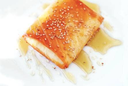 Filodeegpakketjes met witte kaasblokjes en honing