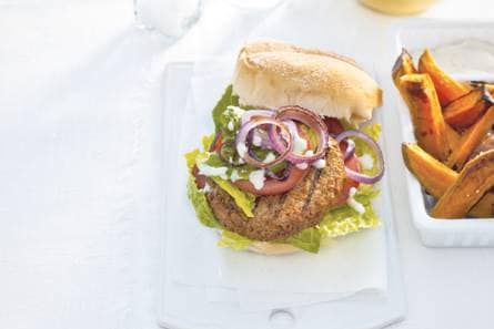 Vegaburger met zoete frieten