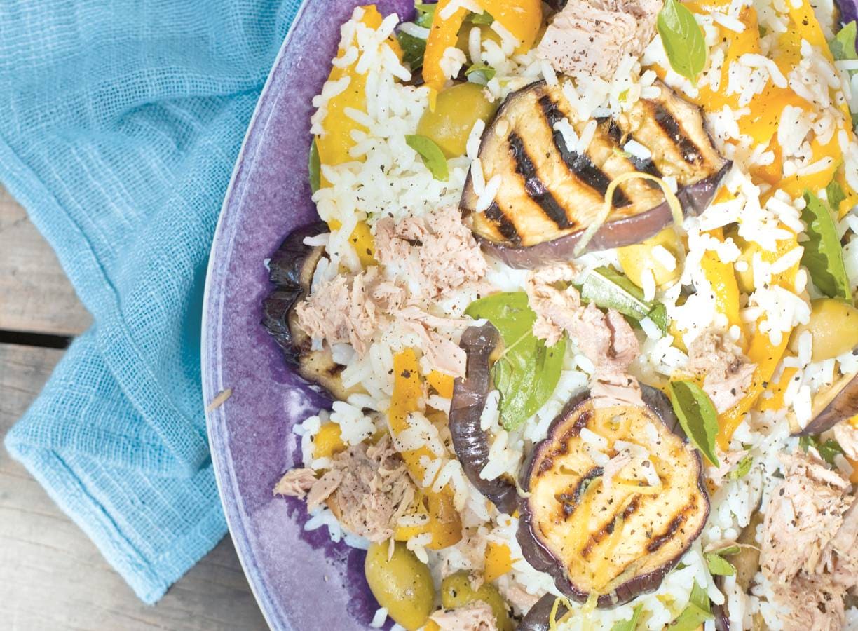 Rijstsalade met tonijn en olijven