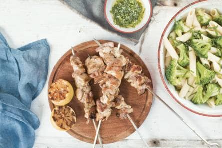 Kipspiesen met basilicumpasta
