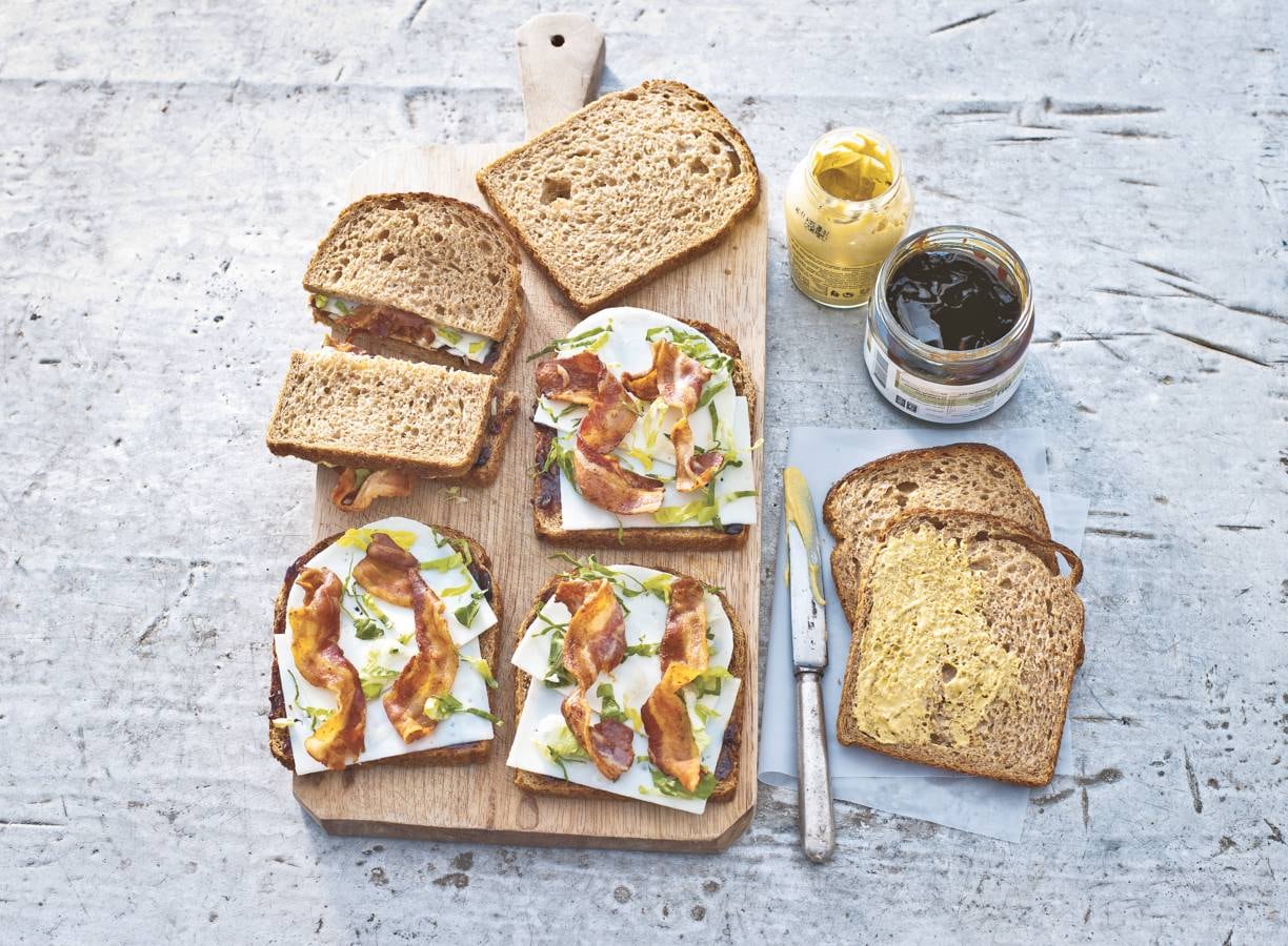 Volkorenbrood geitenkaas-spek-stroop