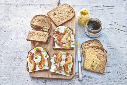 Volkorenbrood geitenkaas-spek-stroop