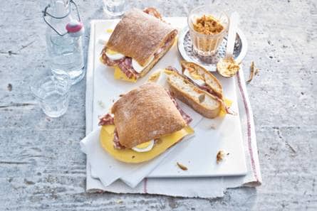 Ciabatta salami-kaas-tapenade