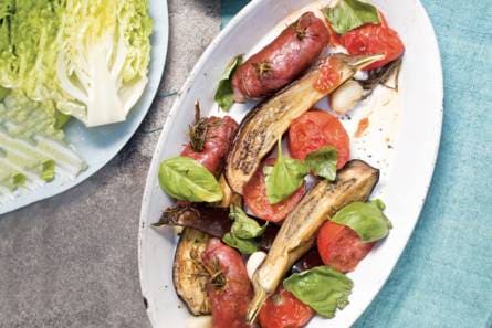 Salade met aubergine en rozemarijnworstjes