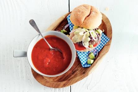 Tomatensoep met steak tartaarburger