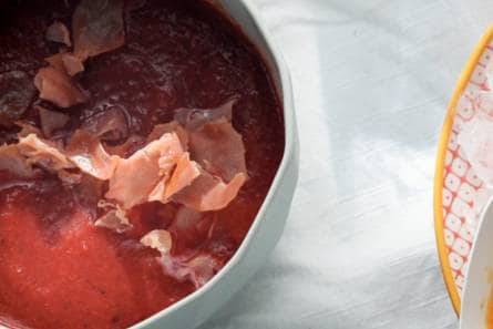 Rode gazpacho met biet en serranoham