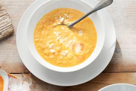 Gele gazpacho met wijn en witte kaasblokjes