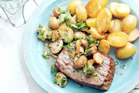 Biefstuk met champignons, knoflook en peterselie
