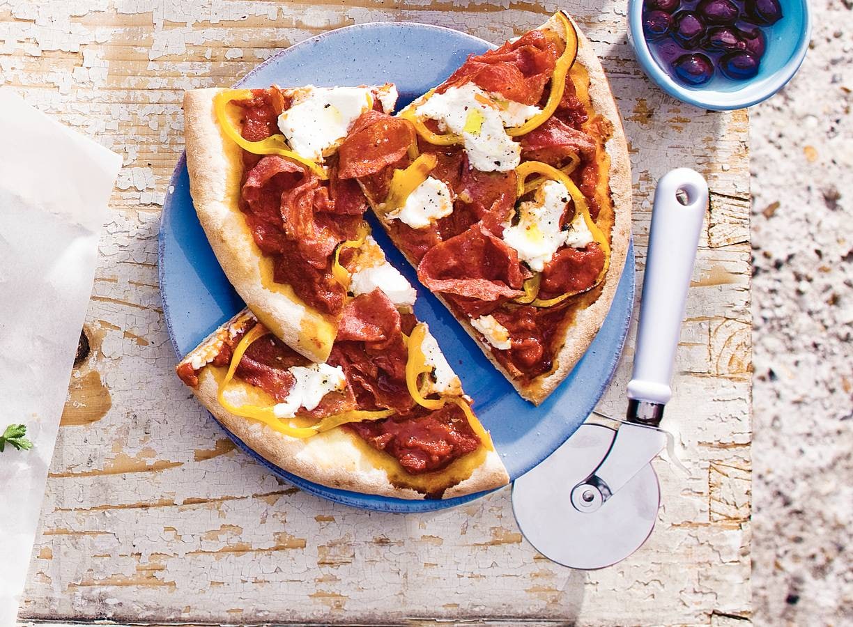 Pizza ricotta, salami en paprika