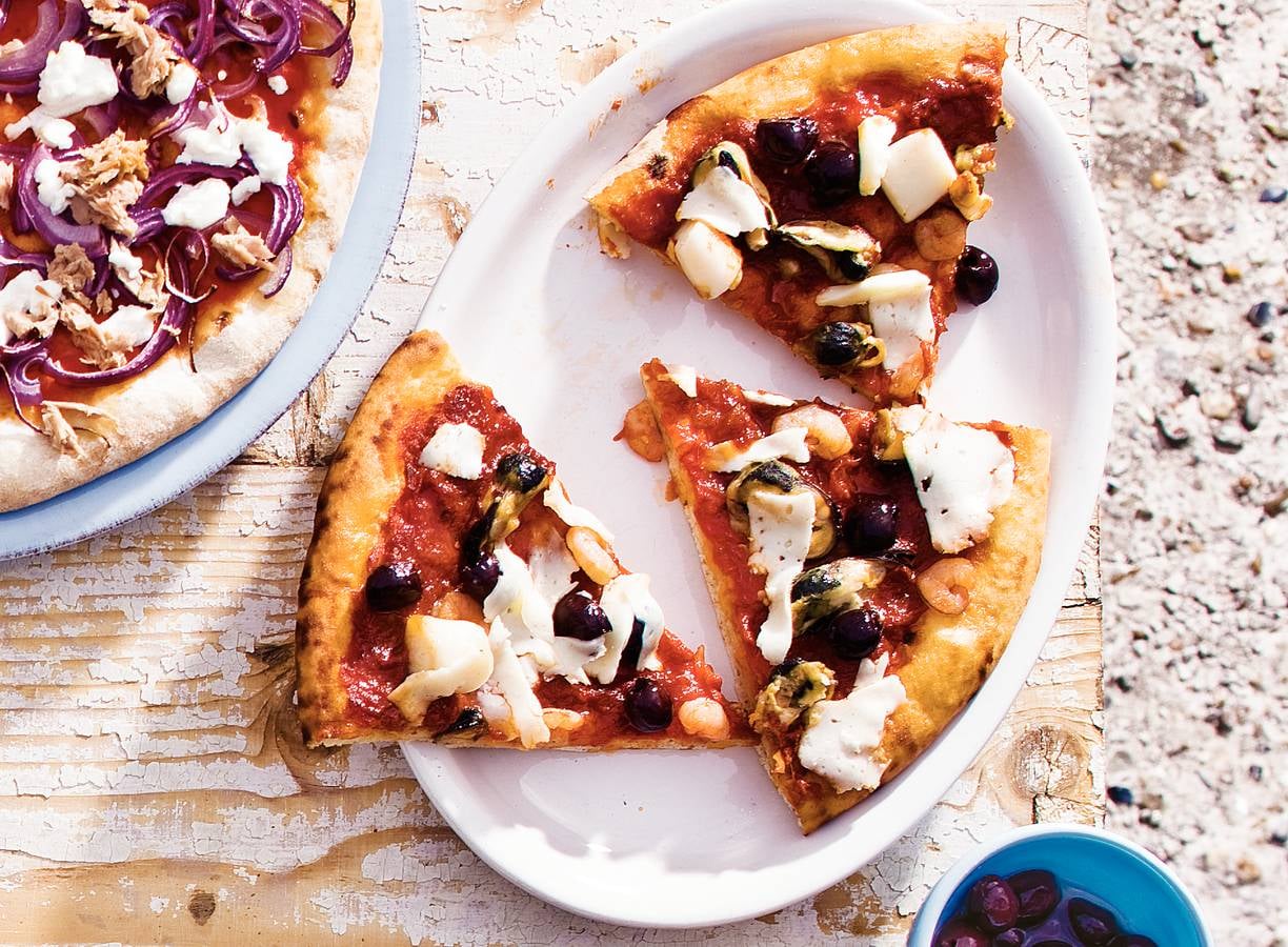 Pizza zeevruchten en olijven