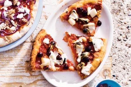 Pizza zeevruchten en olijven