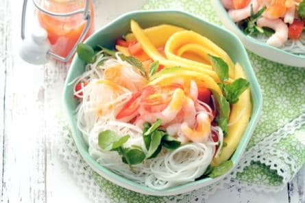 Noedels met ijsgarnalen en mango