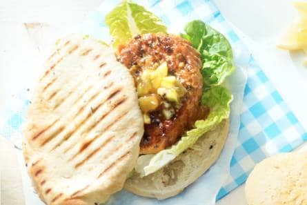 Kipburger met kiwisalsa