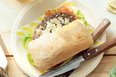 Grillburger met witte kaasblokjes