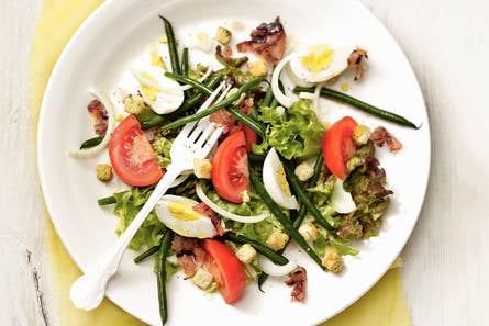 Franse salade met bacon en ei