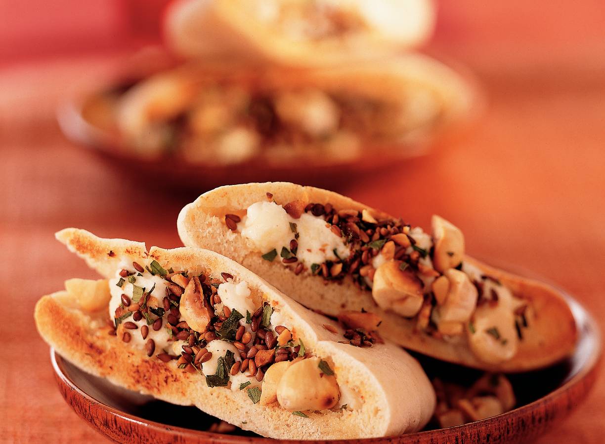 Pitabroodjes met geitenkaas en notenmix