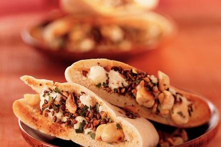 Pitabroodjes met geitenkaas en notenmix