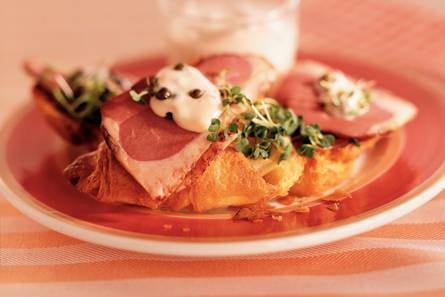 Croissanttoast met madagascar-eend