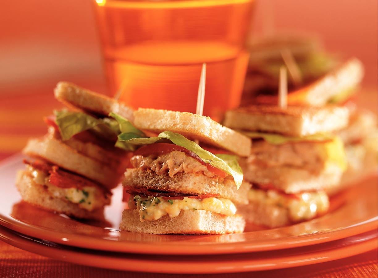 Mini-clubsandwiches met tonijn, chorizo en ei