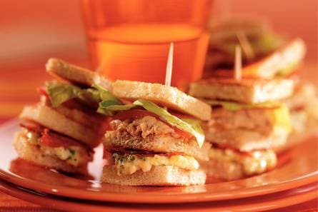 Mini-clubsandwiches met tonijn, chorizo en ei