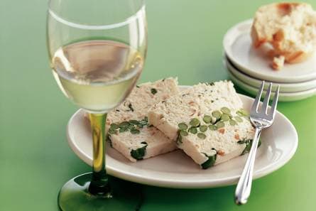 Terrine van gerookte-kipmousse met asperges
