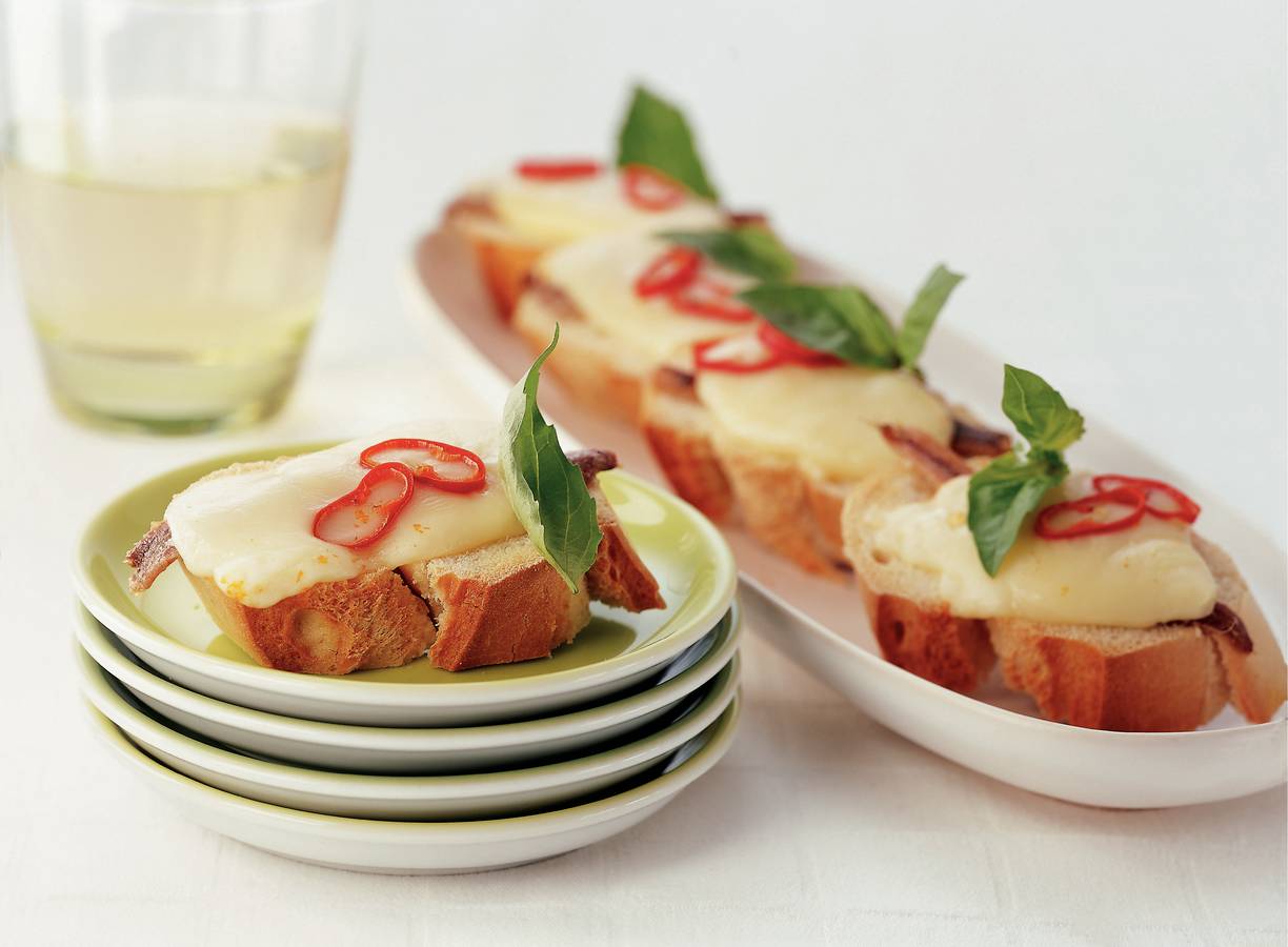 Crostini met ansjovisfilet en port salut