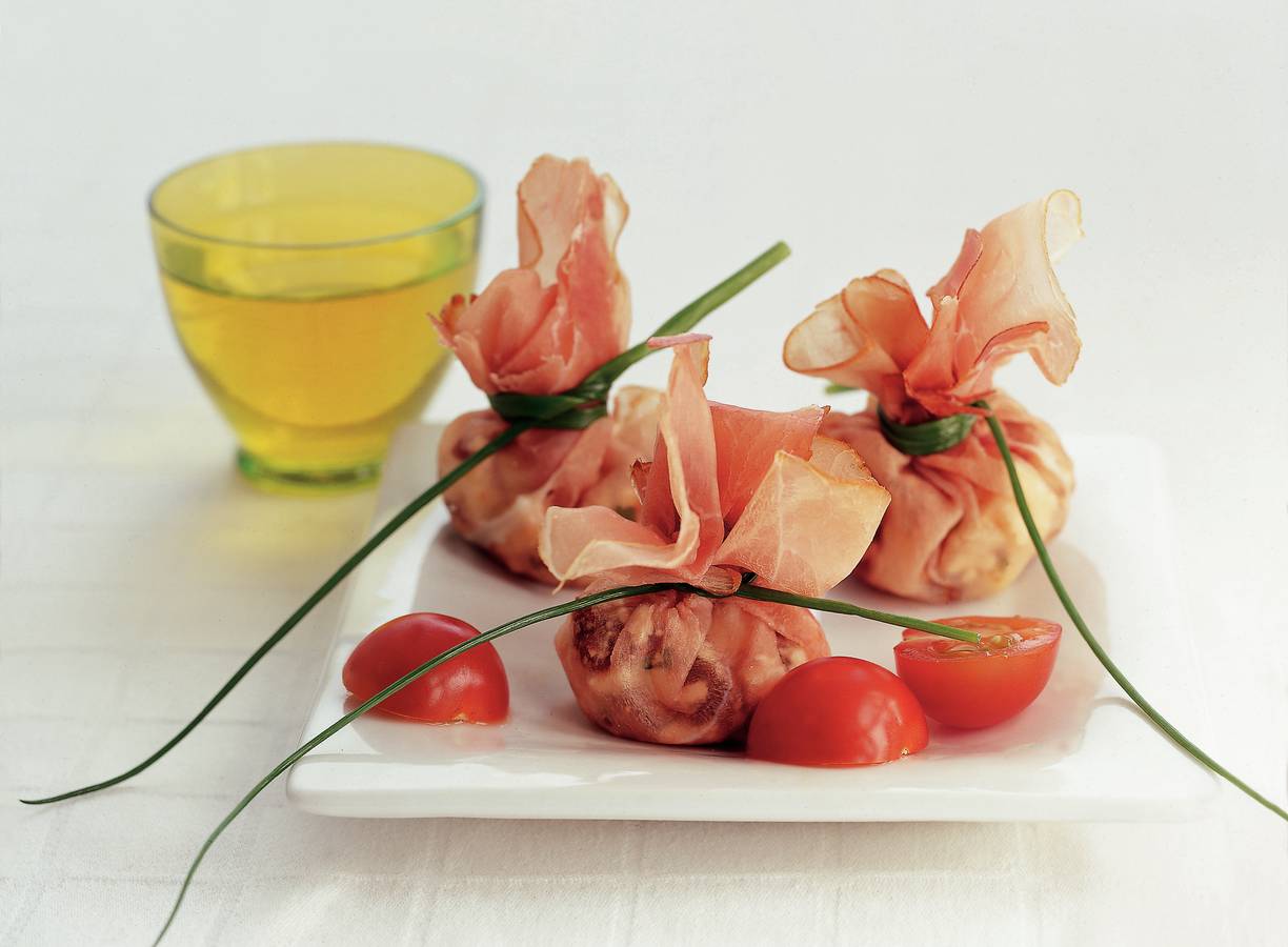 Hambuideltjes met witte kaasblokjes