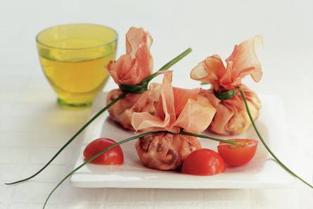 Hambuideltjes met witte kaasblokjes