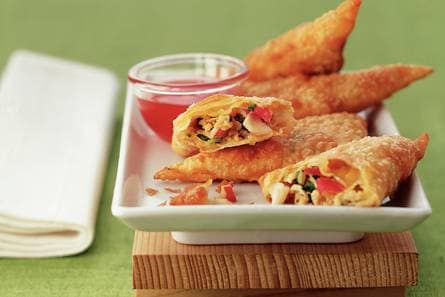 Surimi-samosa's met chilisaus