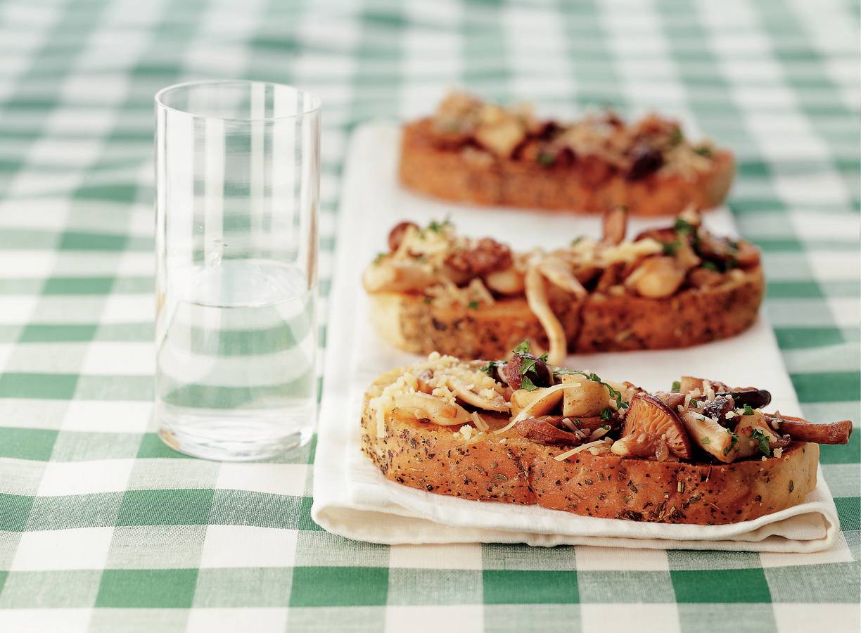 Focaccia-crostini met paddenstoelen